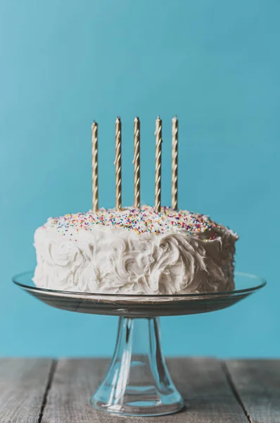 Születésnapi Torta Fehér Cukormáz Gyertyák Kék Háttér — Stock Fotó