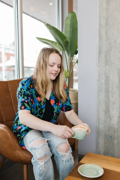 Vrouw Kleurrijke Bloemenshirt Pick Latte Drinken — Stockfoto