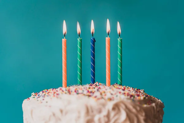 Lit Gyertyák Tetején Egy Születésnapi Torta Kék Háttér — Stock Fotó