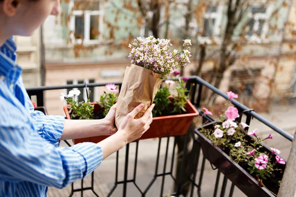 Vrouw Houdt Bloemen Haar Handen Balkon Voor Het Planten Potten — Stockfoto