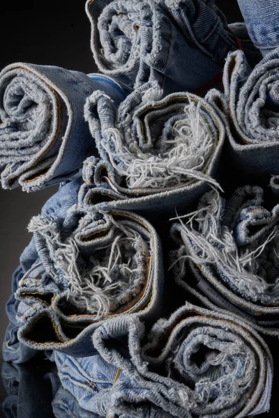 Vervaagde Blauwe Jeans Opgerold Georganiseerd — Stockfoto