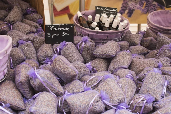 普罗旺斯法国市场摊位上的薰衣草包 — 图库照片