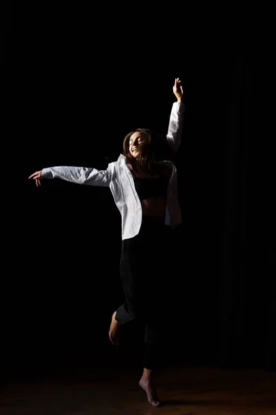 黑发女演员赤脚在剧场的彩排大厅里跳舞 — 图库照片