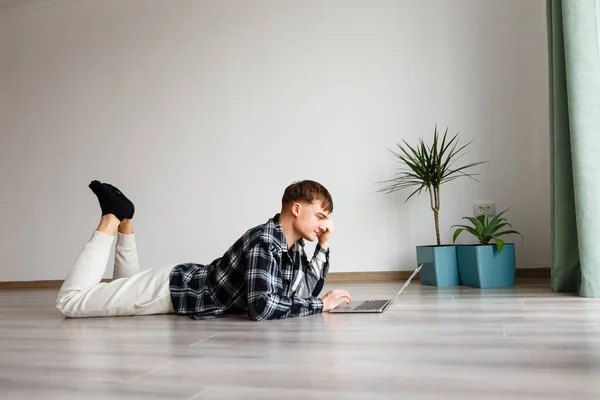 Man Spends Time Laptop While Lying Floor Home — Stock Photo, Image