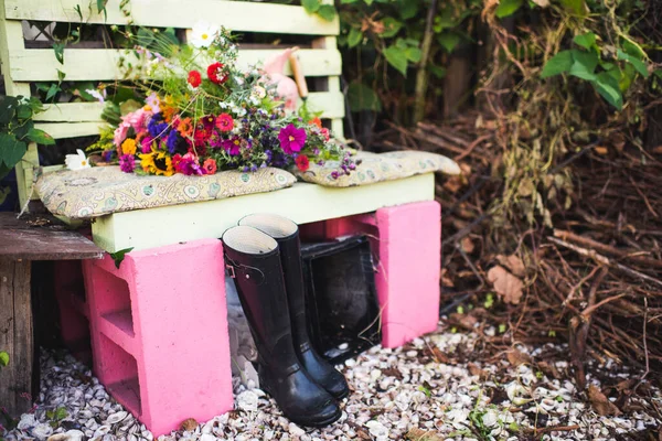 庭のベンチで新鮮な花を咲かせ — ストック写真