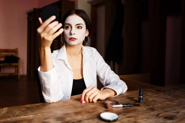 Actriz Aplica Maquillaje Cara Mientras Está Sentada Teatro Ensayo — Foto de Stock