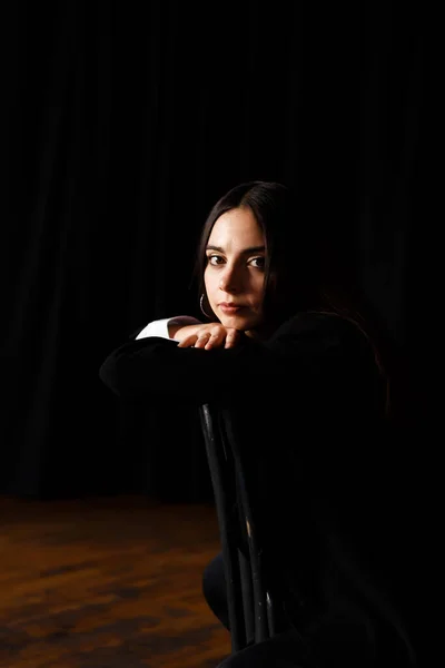Jonge Actrice Zit Een Stoel Repetitiezaal Van Het Theater — Stockfoto