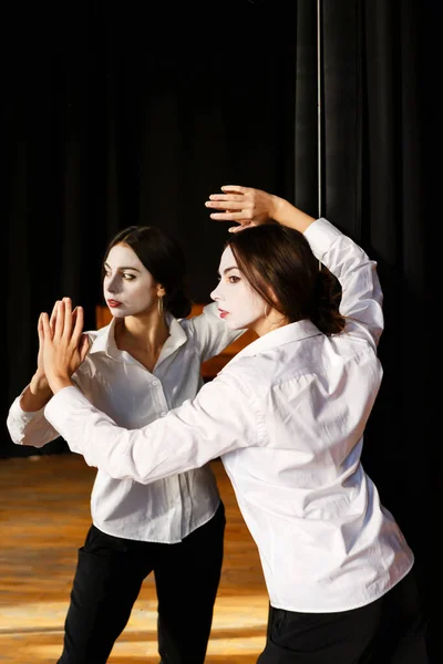 Młoda Aktorka Kostiumie Białym Makijażem Teatrze Prób — Zdjęcie stockowe