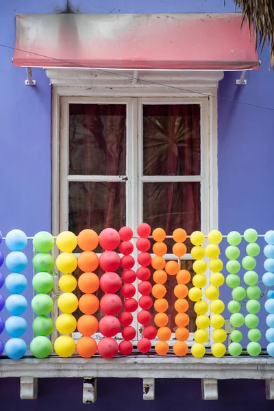Gurur Yürüyüşü Sırasında Renkli Balonlarla Süslenmiş Pencere — Stok fotoğraf
