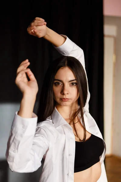 Een Actrice Wit Shirt Zwarte Top Repetitiezaal Van Theater — Stockfoto