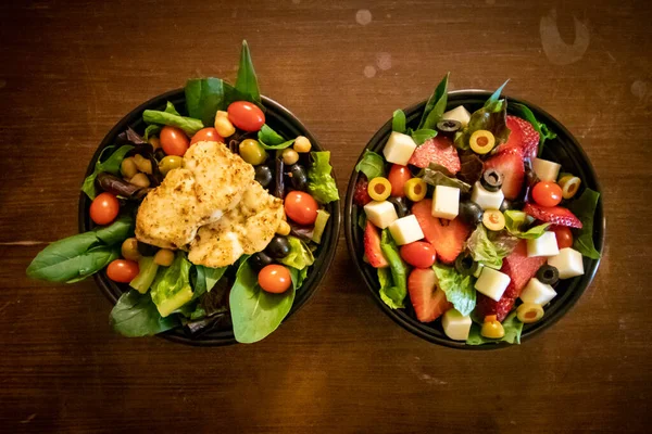 グリルチキンとチーズと庭のサラダの健康的なボウル — ストック写真