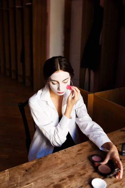 Actress Applies Makeup Her Face While Sitting Rehearsal Theater — Stock Photo, Image