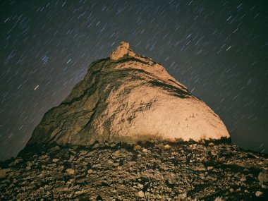 Trona Tepeleri 'nde geceleyin yıldızlarla aydınlatılmış kaya oluşumu.