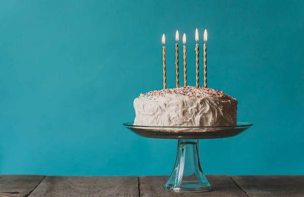 Tarta Cumpleaños Con Glaseado Blanco Velas Sobre Fondo Azul —  Fotos de Stock
