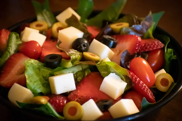Salada Fresca Com Azeitonas Queijo Morangos Caixa Bento — Fotografia de Stock