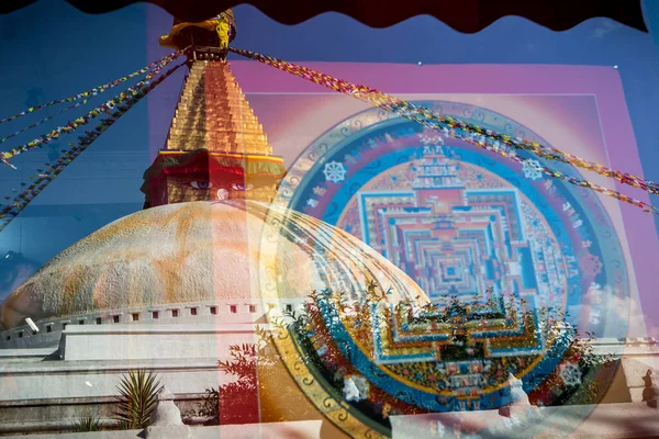Παράθυρο Αντανακλάσεις Του Boudhanath Stupa Στο Κατμαντού Νεπάλ — Φωτογραφία Αρχείου