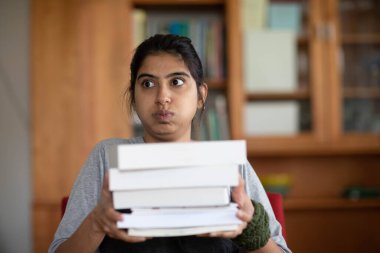 Öğrenci kadın holding kitaplar
