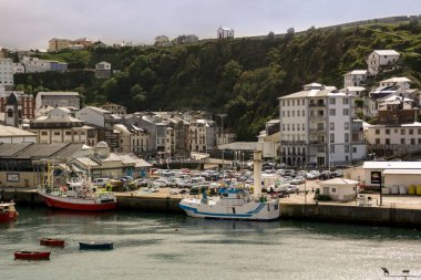 Asturias 'taki Luarca şehrinin panoramik manzarası.