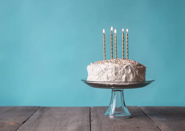 Születésnapi Torta Fehér Cukormáz Gyertyák Kék Háttér — Stock Fotó