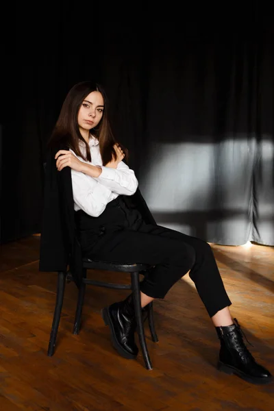 年轻的女演员坐在剧院彩排大厅的椅子上 — 图库照片