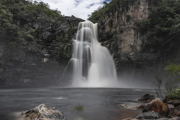 ブラジルでの長い露出の大きな滝 — ストック写真