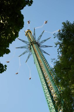 Viyana, Avusturya - 21 Haziran 2019: Chairoplane Prater Tower olarak bilinen gösterinin tadını çıkaran turistler