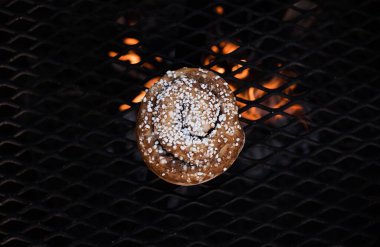 İsveç kanelbulları kamp ateşinde ısınıyor