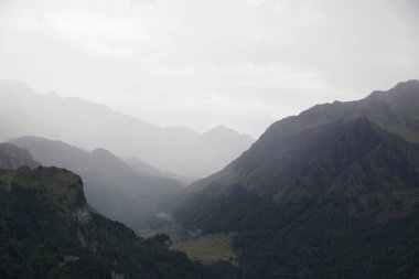 Pireneler 'deki fırtına sırasında tepe manzarası.