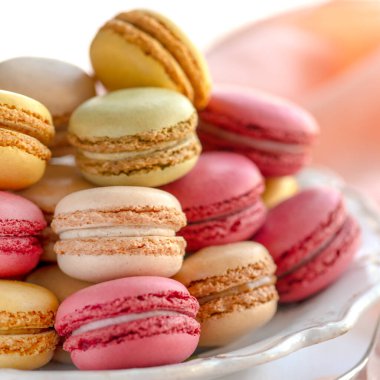 Metin üzerine seçici odaklı Pastel Macarons