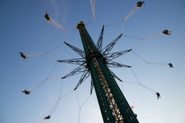 Viyana, Avusturya - 21 Haziran 2019: Chairoplane Prater Tower olarak bilinen gösterinin tadını çıkaran turistler