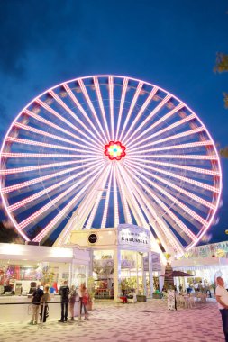 Viyana, Avusturya - 23 Haziran 2019: Wurstelprater olarak adlandırılan Viyana Prater Park 'ı ziyaret eden turistler