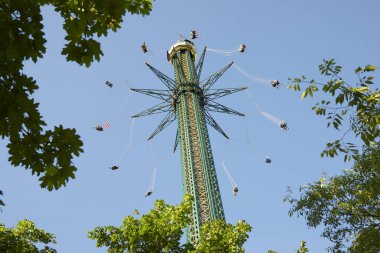 Viyana, Avusturya - 21 Haziran 2019: Chairoplane Prater Tower olarak bilinen gösterinin tadını çıkaran turistler