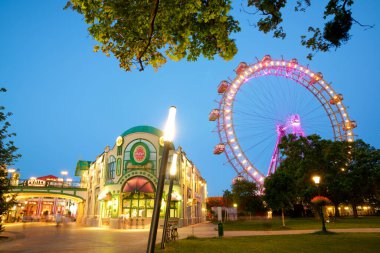 Viyana, Avusturya - 25 Haziran 2019: Viyana Prater Park 'ın dönme dolabını ziyaret eden turistler. Üçüncü Adam filmindeki sahnelerin çekildiği yer..