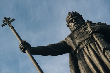 Bulgaristan 'ın Sofya kentinde Ciddi Görünümlü Bronz Sakallı Adam Heykeli