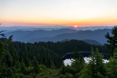 Yaz günü Washington 'da Summit Gölü üzerinde turuncu gün doğumu