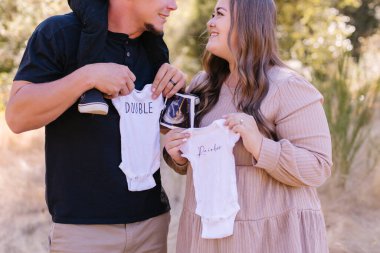 Üç kişilik aile büyüyen aileye ikiz sorunları ekliyor. 