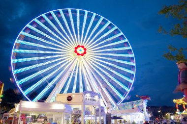 Viyana, Avusturya - 23 Haziran 2019: Wurstelprater olarak adlandırılan Viyana Prater Park 'ı ziyaret eden turistler
