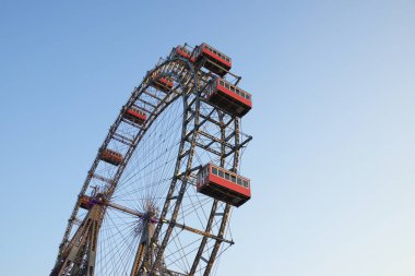 Wurstelprater olarak adlandırılan Viyana Prater Parkı 'nın dönme dolabı.