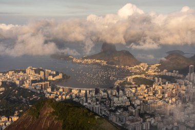 Rio de Janeiro, Brezilya 'daki şehir binalarına, dağlara ve okyanusa güzel bir hava manzarası