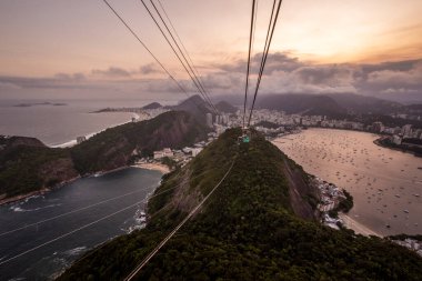 Rio de Janeiro, Brezilya 'da gün batımında Sugar Loaf teleferiğine güzel bir manzara