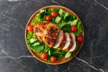 Izgara tavuk. Tabakta taze sebzeler