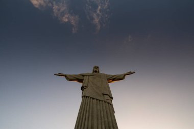 Gün batımında Rio de Janeiro, Brezilya 'daki Corcovado Dağı' nda Kurtarıcı İsa 'nın güzel manzarası