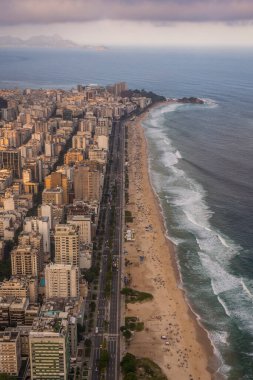 Rio de Janeiro, Brezilya 'da şehir binaları ve Ipanema Sahili için güzel hava manzarası