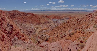 Arizona 'daki Vermilion Cliffs Ulusal Anıtı' ndaki Sand Hill Pınarı 'ndan görüntü. Uzaktaki karla kaplı yer Büyük Kanyon 'un bulunduğu Kaibab Platosu' dur..