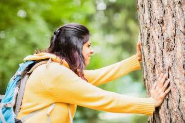 Ağaç iten genç kadın