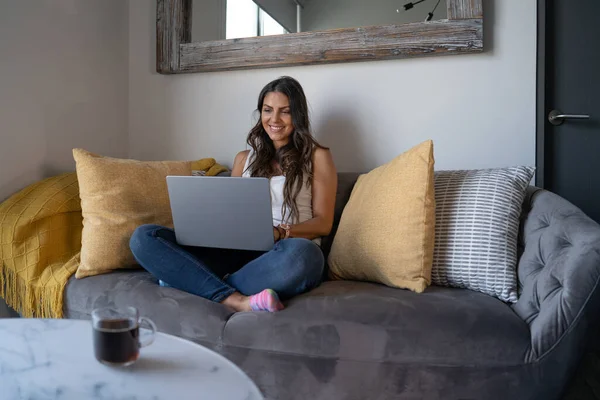 Evdeki Koltukta Dizüstü Bilgisayarlı Bir Kadın Oturuyor — Stok fotoğraf