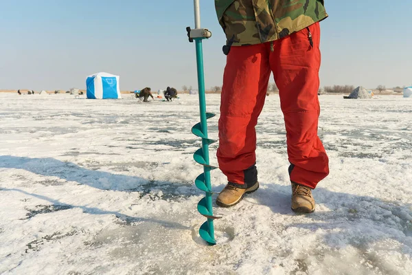 Sıcak Giyimli Asyalı Bir Adam Kışın Balık Tutarken Buzda Bir — Stok fotoğraf