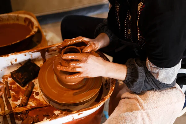 Kvinnors Gjutform Att Lera Keramik Hjul — Stockfoto