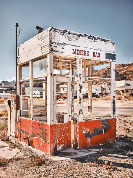老矿镇的一个废弃加油站 — 图库照片
