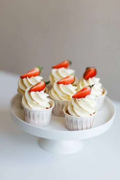 Cream Cupcakes Fresh Strawberries Freshly Prepared Pastry Chef — Stock Photo, Image